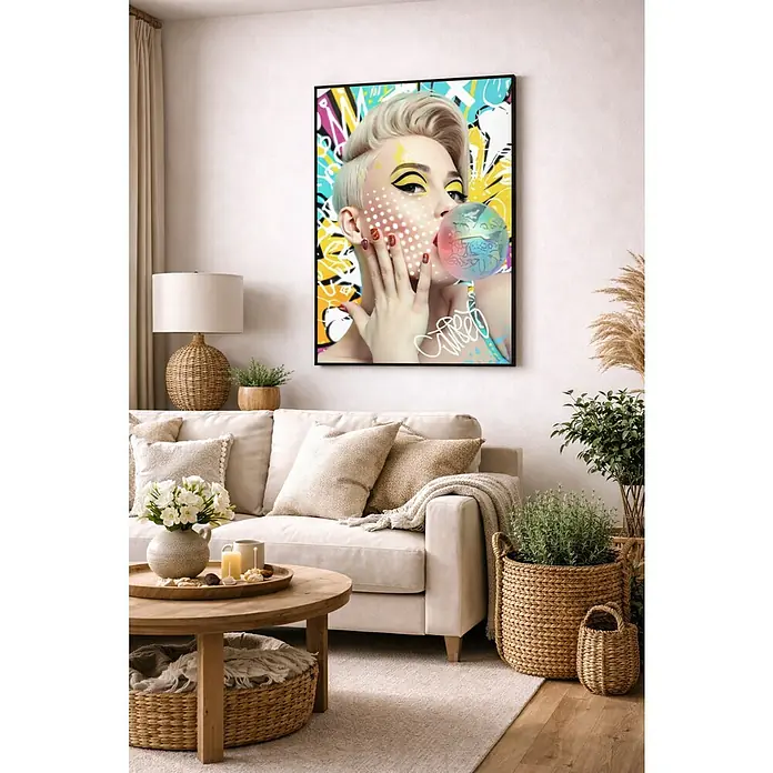 Lienzo Chica Pop Art - Chica Pop Art, An x Al: 50 x 70 cm - Sala de estar con una vibrante impresión artística de una mujer haciendo pompas con chicle, que complementa la decoración moderna y añade un toque de color.