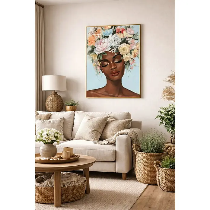 Lienzo Africana Flores - Africana Flores, An x Al: 50 x 70 cm - Elegante sala de estar con un cuadro de una mujer con corona de flores colgado sobre un sofá de color claro. Ambiente acogedor con plantas y colores suaves.