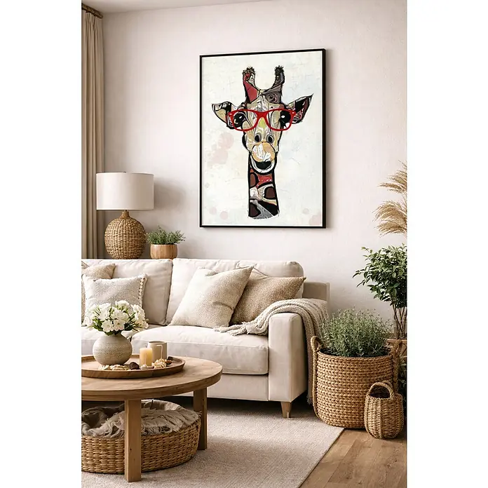 Lienzo Jirafa Gafas - Jirafa Gafas, An x Al: 50 x 70 cm - Salón con sofá, mesa redonda y un cuadro de jirafa en la pared. El cuadro es un punto focal lúdico en la habitación.