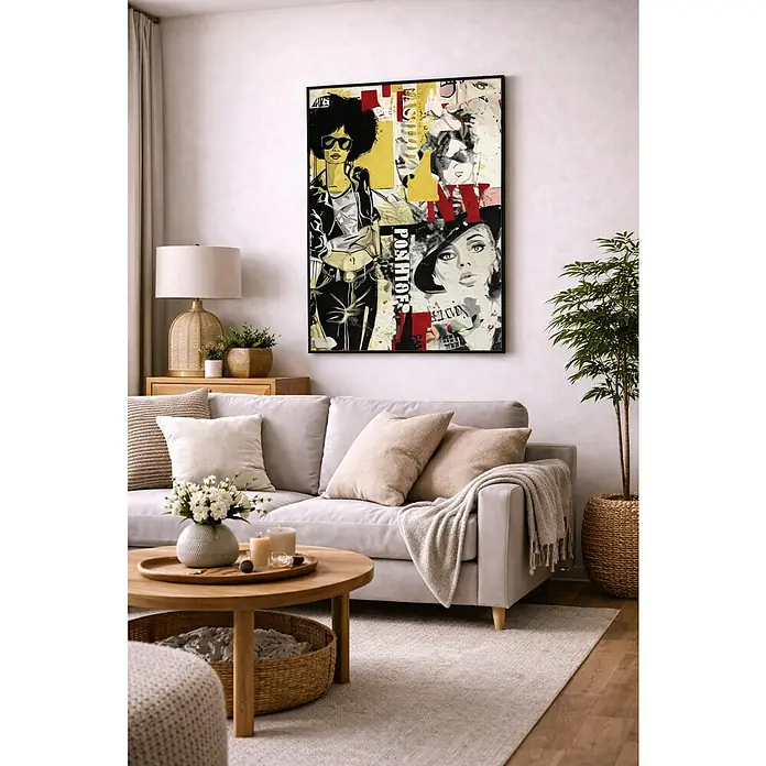 Lienzo Collage fashion - Collage fashion, An x Al: 50 x 70 cm - Un salón moderno con un sofá gris elegante, una mesa de centro redonda y una obra de arte impactante en la pared.