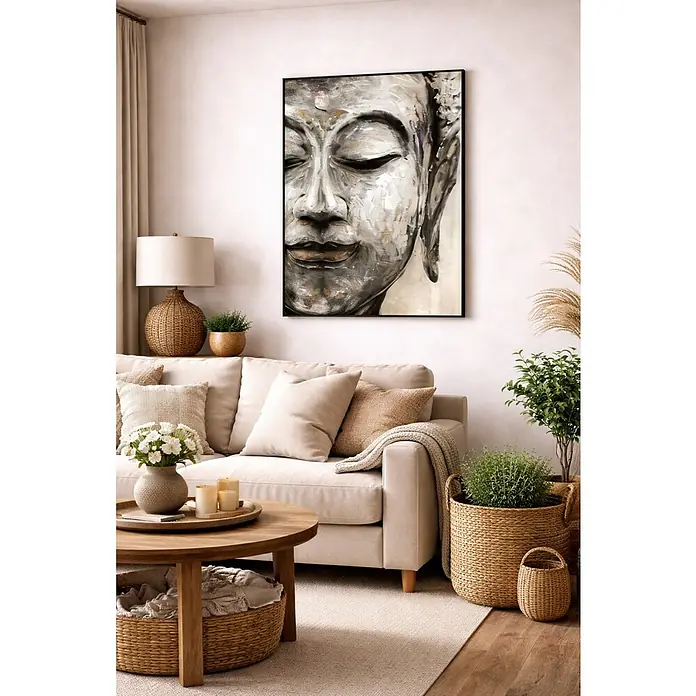 Lienzo Buda blanco - Buda blanco, An x Al: 50 x 70 cm - Primer plano de un sofá beige con almohadas, una mesa redonda, cestas y una pintura de Buda al fondo.