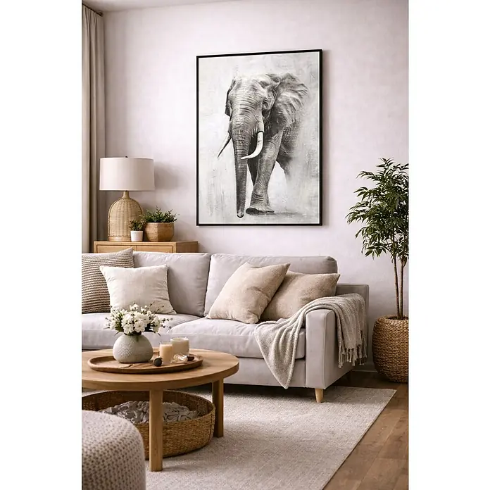 Lienzo Elefante - Elefante, An x Al: 50 x 70 cm - Un elegante salón con un sofá gris, una mesa de centro y una impresionante obra de arte de elefante en la pared.