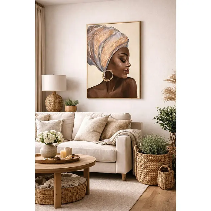 Lienzo Africana de perfil - Africana de perfil, An x Al: 50 x 70 cm - Acogedora sala de estar con sofá beige, mesa de centro de madera y un retrato enmarcado de una mujer con turbante, creando un ambiente cálido.