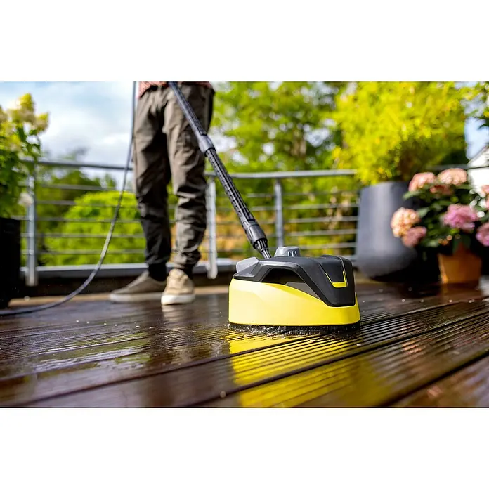 Kärcher Hochdruckreiniger K 7 Comfort Premium Connect Home - 3.000 W, Max. Druck: 180 bar, Fördermenge: 600 l/h, Inkl. Home-Kit - Der Kärcher Flächenreiniger im Einsatz auf einer Holzterrasse, ideal für die effektive Reinigung von Außenbereichen.