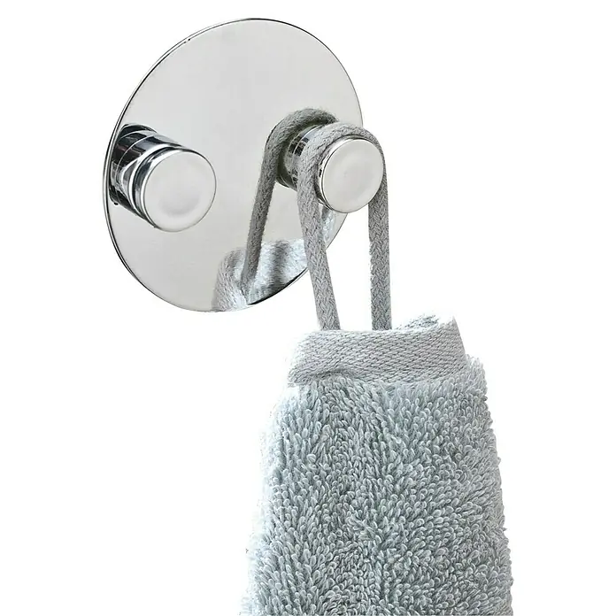 Wenko Klebehaken - Silber Glänzend, Doppelhaken - Ein silberner Handtuchhalter mit grauem Handtuch vor einem neutralen Hintergrund. Das Handtuch ist weich und flauschig.