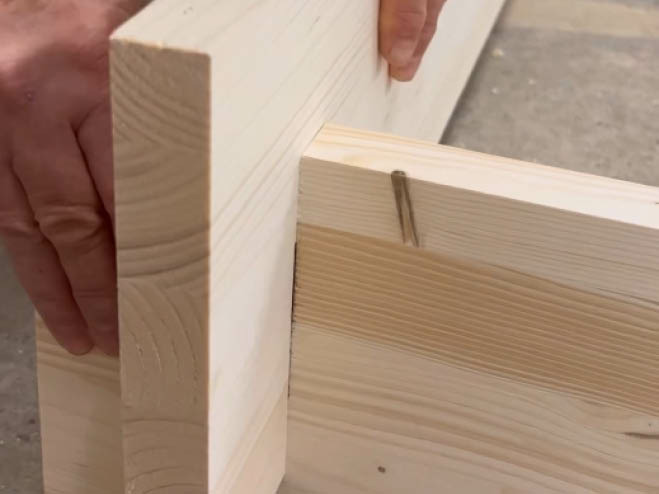 2 Holzplatten werden ineinander gesteckt