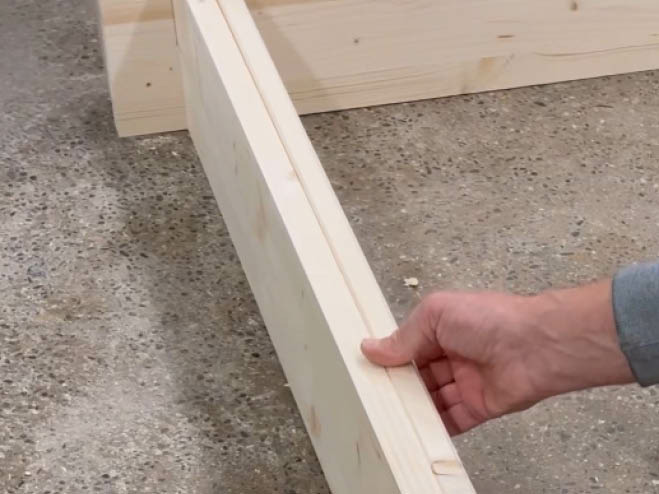 2 Holzlatten werden aneinander geleimt
