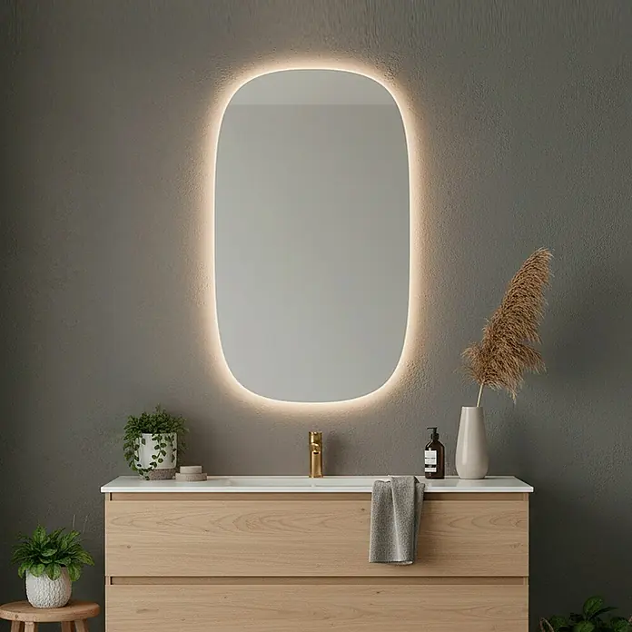 Camargue Espejo con luz Alexia - 55 x 100 cm - Elegante baño con espejo iluminado sobre un moderno tocador de madera y accesorios con estilo.