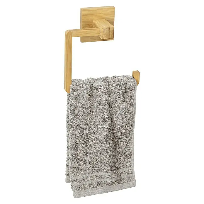 Wenko Handtuchring Bambusa - Natur - Ein graues Handtuch hängt an einem schlichten, modernen Handtuchhalter aus hellem Holz im Badezimmer.