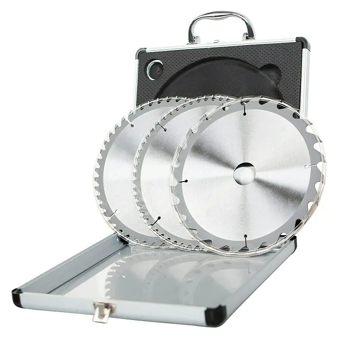 Sägeblatt-Set - Durchmesser: 210 mm, 3 -tlg. - Das Bild zeigt eine Sammlung Kreissägeblätter in einem robusten Metallkoffer mit Tragegriff. Ideal für Handwerker und Heimwerker.