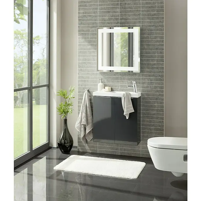 Camargue Stella LED-Lichtspiegel - 60 x 60 cm - Modernes Badezimmer mit einem eleganten, grauem Waschbeckenunterschrank mit Spiegelschrank und einer stilvollen Wandtoilette für ein luxuriöses Ambiente.