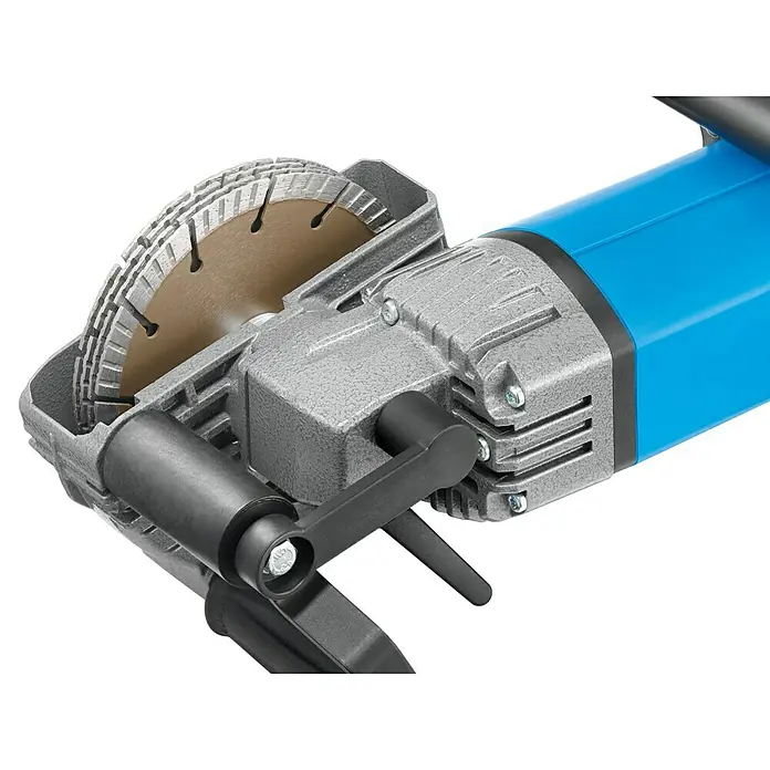 Baier Mauernutfräse BDN 463/4 - 2.150 W, Durchmesser Scheibe: 150 mm - Nahaufnahme einer blauen und grauen Mauernutfräse mit Diamanttrennscheibe, die zum Schneiden von Schlitzen in Wände verwendet wird.