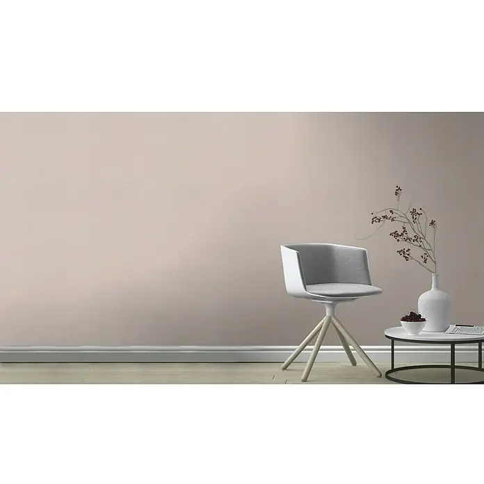 Rasch Vliestapete Deco Style - Braun, Uni, 10,05 x 0,53 m, Feine Struktur - Eine minimalistische Inneneinrichtung mit einem eleganten, grau-weißen Stuhl und einem kleinen Beistelltisch, der eine Vase und eine Schale enthält.