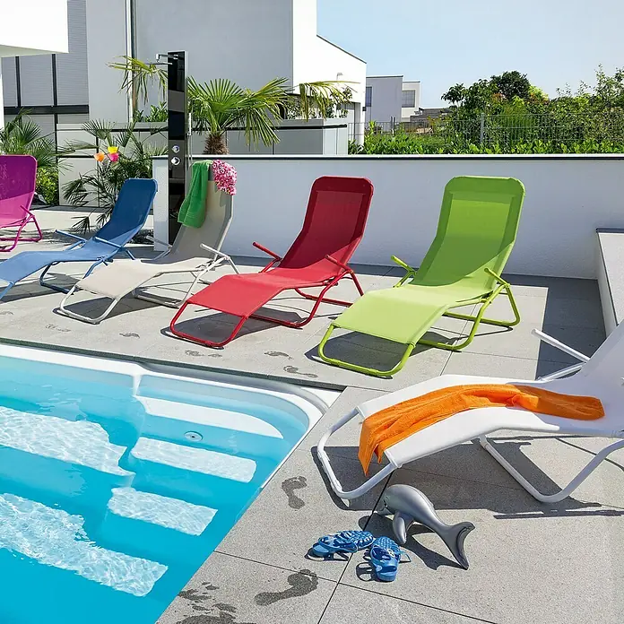 Sunfun Marissa Tumbona de jardín - Negro, Acero, Abatible - Tumbonas metálicas multicolores junto a la piscina, invitando a relajarse al aire libre.