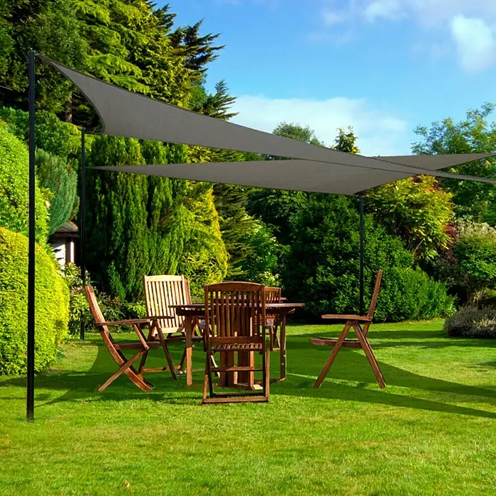 Sunfun SonnensegelHellgrau, Dreieckig, L x B: 400 x 400 cm - Gartenmöbel unter einem grauen Sonnensegel. Genießen Sie die Natur geschützt vor der Sonne unter diesem stilvollen Sonnensegel.