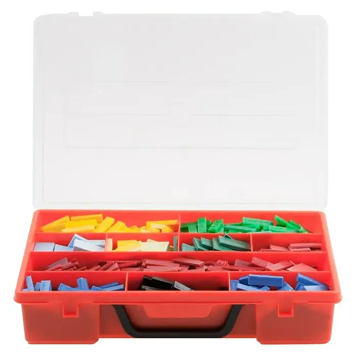 Abstandhalter-Set - 940 Stk., Kunststoff - Offene, rote Aufbewahrungsbox mit bunten, rechteckigen Kunststoffteilen in verschiedenen Fächern, ideal für Bastelarbeiten und Organisation.