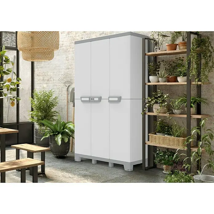 Terry Kunststoff-Mehrzweckschrank CAB 102A SEQUOIA - H x B x T: 172 x 68 x 39 cm, Weiß - Eine große, weiße Gartenschrank mit drei Türen steht im Raum, daneben ein Regal mit Pflanzen, perfekt für die Aufbewahrung von Gartengeräten.