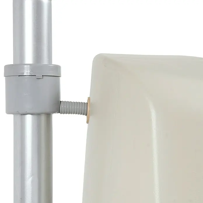 Garantia Classic Line Regenspeicher Elegance - 400 l, Sandbeige - Detailaufnahme eines Kunststoffbehälters, der mit einem grauen Rohr verbunden ist, das an einer vertikalen Stange befestigt ist.