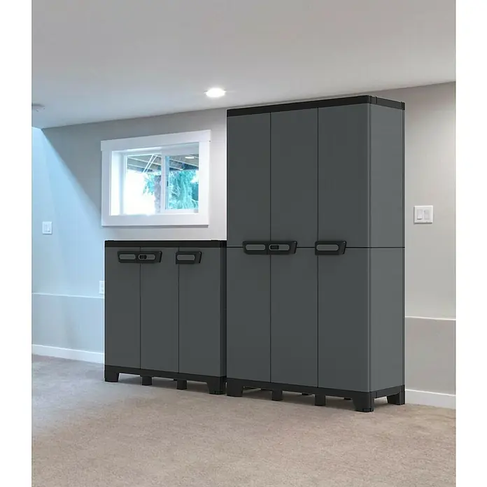 Terry Kunststoff-Mehrzweckschrank CAB 102A ARDESIA - H x B x T: 172 x 102 x 39 cm, Schwarz - Zwei graue Kunststoffschränke in einem Raum, ein niedrigerer und ein höherer.