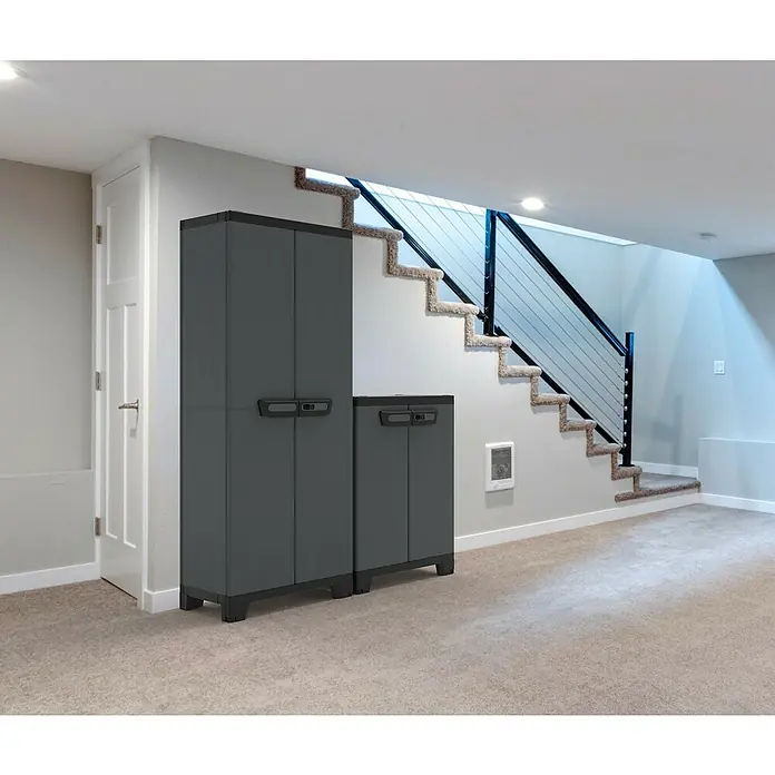 Terry Kunststoff-Mehrzweckschrank CAB 2680 ARDESIA - H x B x T: 172 x 39 x 68 cm, Schwarz - Bild einer grauen Aufbewahrungseinheit. Es gibt einen hohen, freistehenden Aufbewahrungsschrank und eine kleinere Einheit. Beide haben Türen und Griffe.