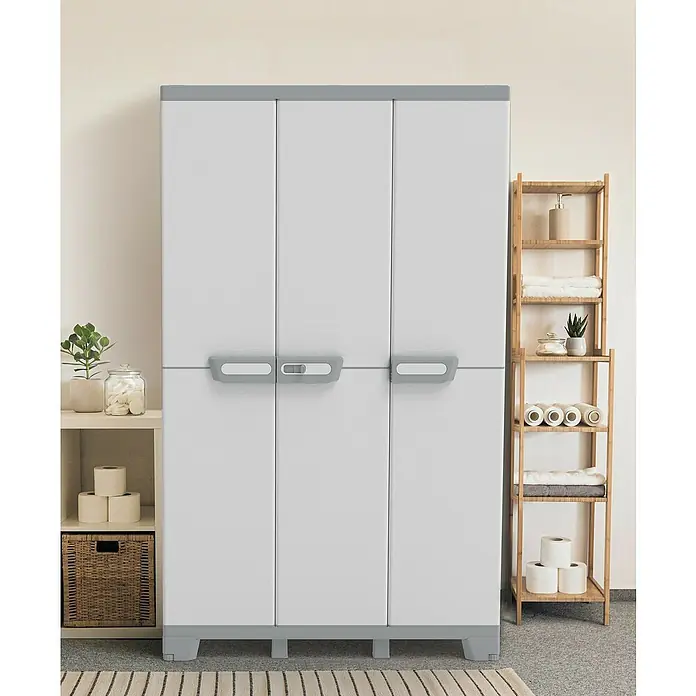 Terry Kunststoff-Mehrzweckschrank CAB 102A SEQUOIA - H x B x T: 172 x 68 x 39 cm, Weiß - Ein großer, grauer und weißer Schrank mit drei Türen und Griffen. Der Schrank steht auf einem gestreiften Teppich im Badezimmer.