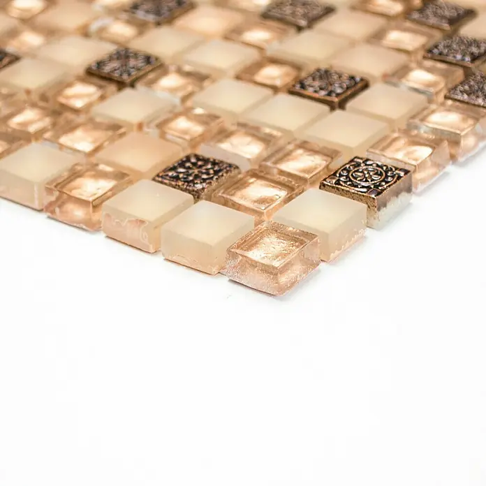 Mosaikfliese Quadrat Crystal Mix XCM M960 - 30,5 x 32,2 cm, Beige, Glänzend - Nahaufnahme eines Mosaiks aus quadratischen Fliesen in Beige- und Bronzetönen, die ein dekoratives Muster bilden.