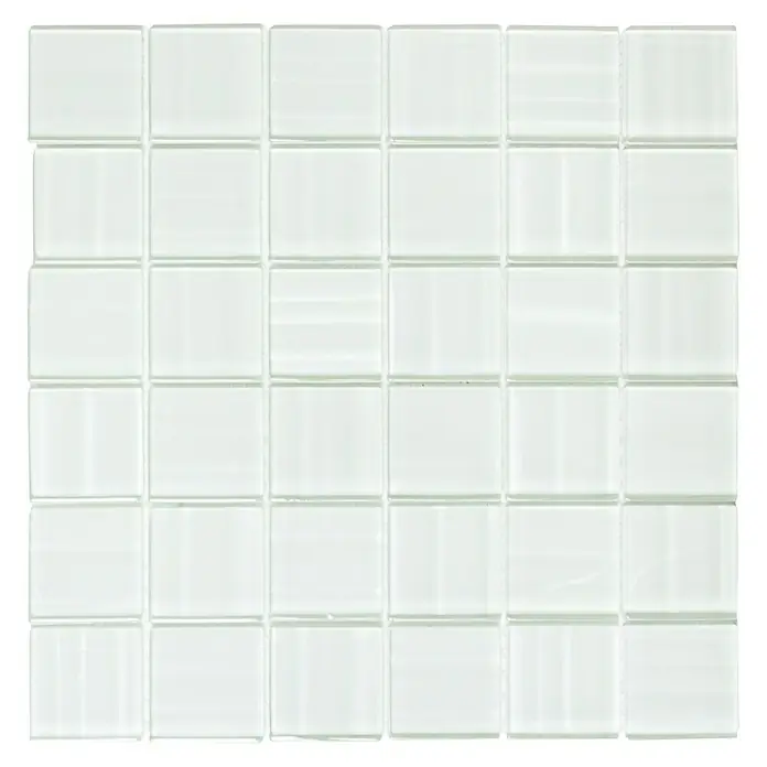 Mosaikfliese Crystal Hologramm XCM BC 884 - 29,8 x 29,8 cm, Weiß, Glänzend - Nahaufnahme eines Musters aus quadratischen, hellweißen Glasmosaikfliesen, die sich ideal für die Gestaltung stilvoller Innenräume eignen.