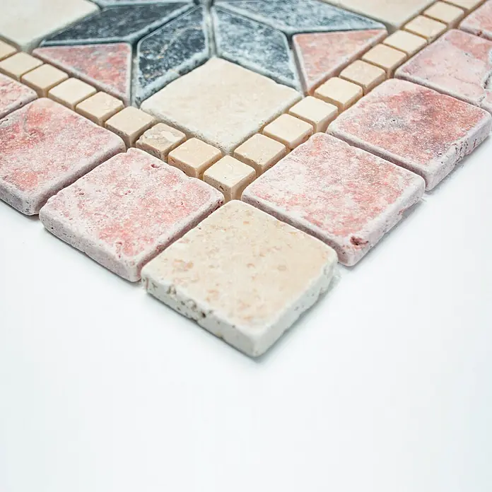 Mosaikfliese Dekor Tivoli XND 43047 - 30,5 x 30,5 cm, Rot, Matt - Nahaufnahme von dekorativen Mosaikfliesen in verschiedenen Farben und Formen, ideal für stilvolle Wand- und Bodengestaltung.
