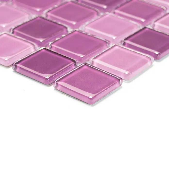 Mosaikfliese Quadrat Crystal Mix CM 4888 - 32,7 x 30,2 cm, Lila, Glänzend - Nahaufnahme von violetten Glasmosaikfliesen, die ein elegantes und modernes Design für Innenräume bieten.