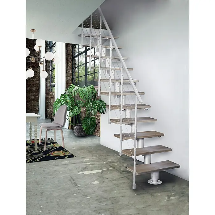 Atrium Mittelholmtreppe Dixi - Farbton Metall: RAL 9003, Breite: 70 cm, Buche, Gerade, Geschosshöhe: 222 cm - 300 cm - Eine moderne, freitragende Treppe mit Holzstufen und einem filigranen, weißen Geländer, die sich elegant in den Raum einfügt.