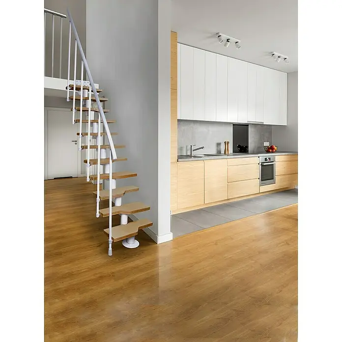 Atrium Raumspartreppe Mini - Farbton Metall: RAL 9003, Breite: 60 cm, Buche, Geschosshöhe: 222 cm - 300 cm - Helle Inneneinrichtung mit einer modernen Küche und einer Treppe, die zu einem Zwischengeschoss führt. Das stilvolle Design sorgt für eine angenehme Atmosphäre.