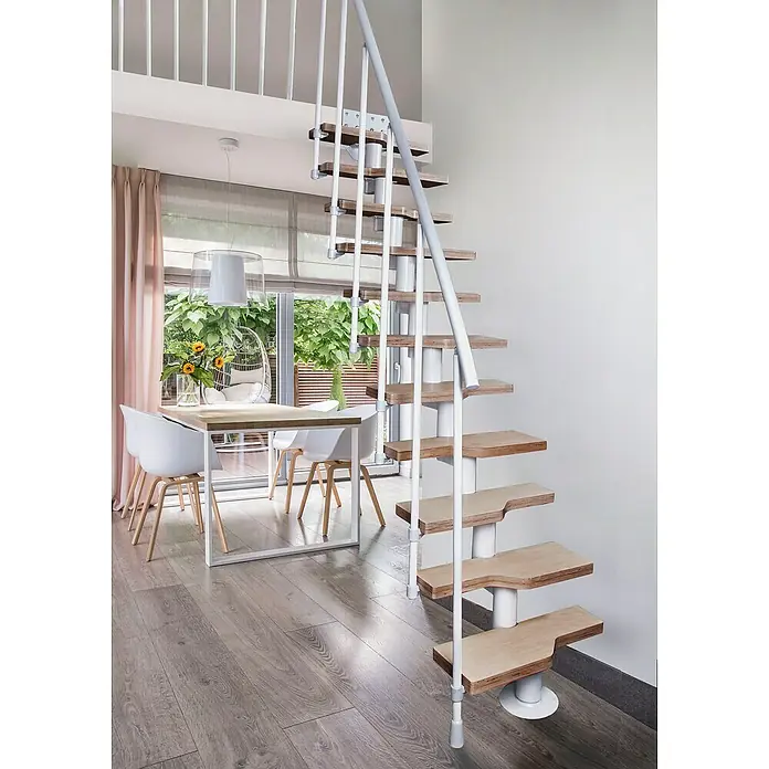 Atrium Raumspartreppe Mini - Farbton Metall: RAL 9003, Breite: 60 cm, Buche, Geschosshöhe: 222 cm - 300 cm - Helle Inneneinrichtung mit einer platzsparenden Wendeltreppe, die zu einem Loft führt, und einem Essbereich mit Holztisch und weißen Stühlen.