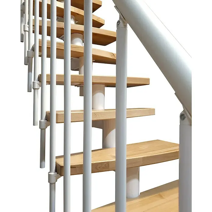 Atrium Raumspartreppe Mini Plus Vertical - Farbton Metall: RAL 9003, Breite: 60 cm, Buche, Geschosshöhe: 222 cm - 300 cm - Detailaufnahme einer Wendeltreppe mit hellen Holzstufen und weißen Geländerstäben. Das Treppendesign ist modern und minimalistisch.