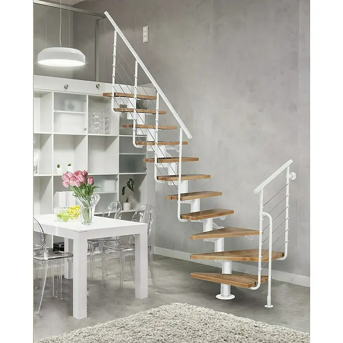 Atrium Mittelholmtreppe Dixi Plus - Farbton Metall: RAL 9003, Breite: 70 cm, Buche, 1/4-gewendelt, Geschosshöhe: 222 cm - 300 cm - Elegante Treppe mit Holzstufen und weißem Geländer, die ein modernes Raumdesign ergänzt. Die Treppe ist ein Blickfang im Raum.