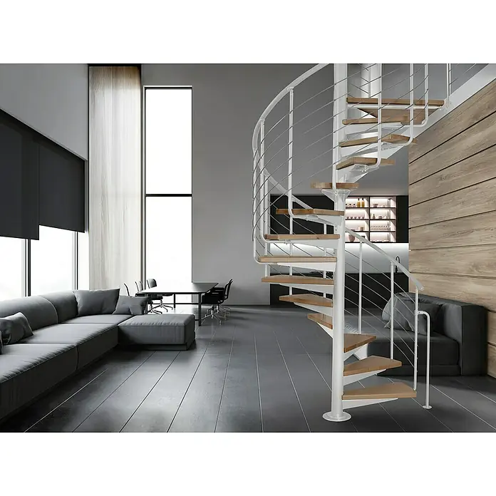 Atrium Spindeltreppe System - Farbton Metall: RAL 9003, Durchmesser: 168 cm, Buche, Geschosshöhe: 280 cm - 300 cm - Moderne Wendeltreppe mit weißen Geländern und Holzstufen in einem stilvollen Wohnraum. Die Treppe ist ein echter Blickfang.