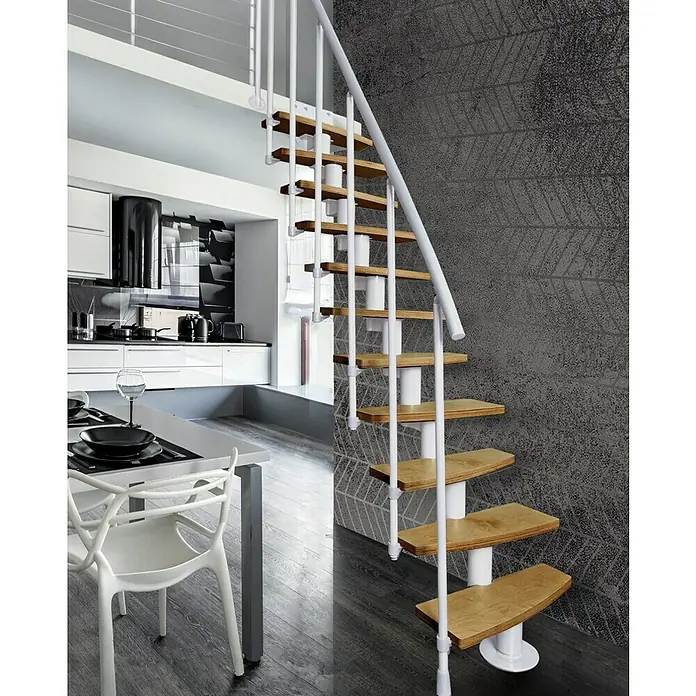 Atrium Raumspartreppe Mini Plus - Farbton Metall: RAL 9003, Breite: 60 cm, Buche, Geschosshöhe: 222 cm - 300 cm - Stilvolle Wendeltreppe mit Holzstufen und weißem Geländer als elegantes Designelement in einem modernen Interieur.