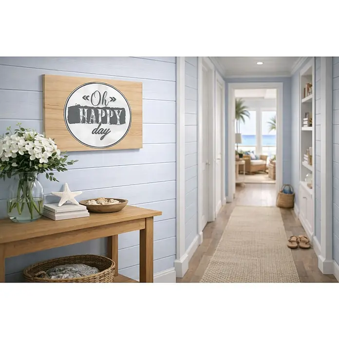 Armario de contadores Decorativo - Oh Happy Day, 50 x 35 cm - Pasillo costero acogedor con mesa consola de madera, florero, decoración y una obra de arte de pared náutica que dice "Oh Happy Day".