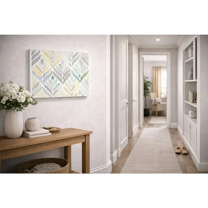 Armario de contadores Hojas degradado - Hojas, 50 x 35 cm, Multicolor - Obra de arte mural con motivo de hojas sobre una mesa de madera con flores y decoración, enriqueciendo el pasillo con elegancia y estilo.