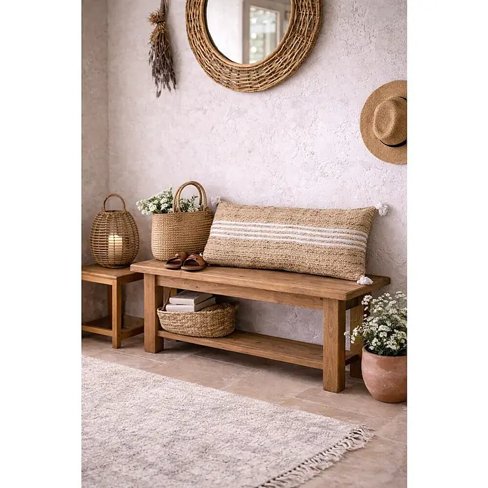 Cojín para banco Yute Rayas - Natural/Blanco, L x An x Al: 90 x 40 x 5 cm - Entrada con banco de madera rústica, cestas de mimbre y elementos decorativos como un espejo y un sombrero, creando un ambiente acogedor.