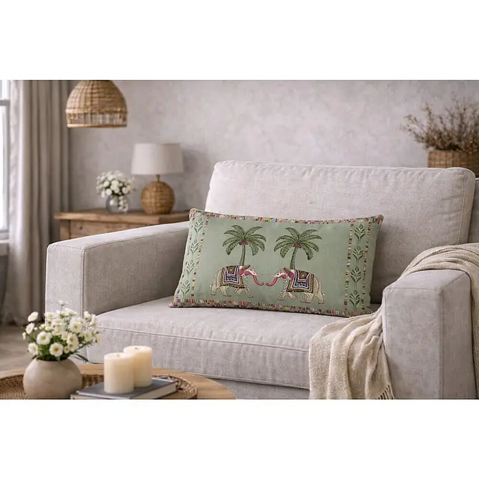 Cojín Elefantes - 30 x 50 cm, Textil, Verde, Rectangular - Cojín rectangular decorativo con elefantes y palmeras en un cómodo sofá, perfecto para detalles en la sala de estar.