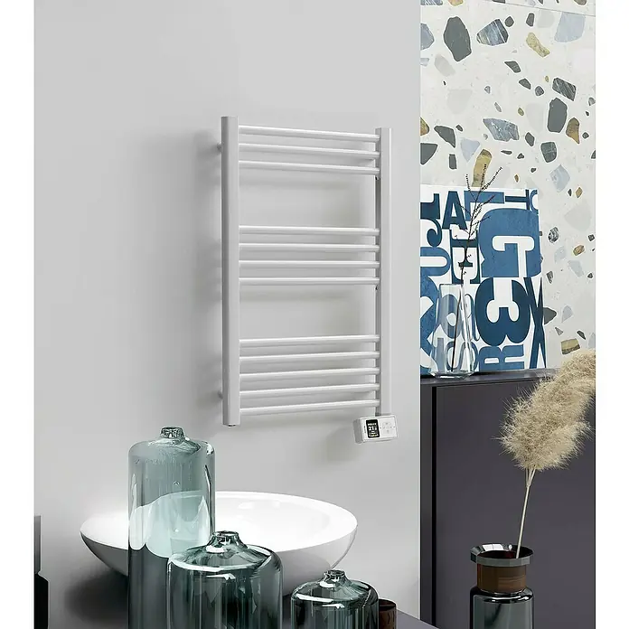 Rointe Radiador toallero eléctrico Orion - An x Al: 50 x 77 cm, 300 W, Cromo, Acero - Primer plano de un moderno toallero blanco en una pared del baño, combinando confort y estilo.