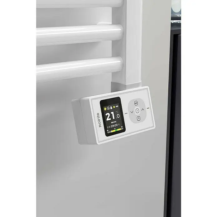 Rointe Radiador toallero eléctrico Orion - An x Al: 50 x 77 cm, 300 W, Cromo, Acero - Primer plano de un toallero eléctrico RoInte blanco con controles digitales y pantalla de temperatura y hora.
