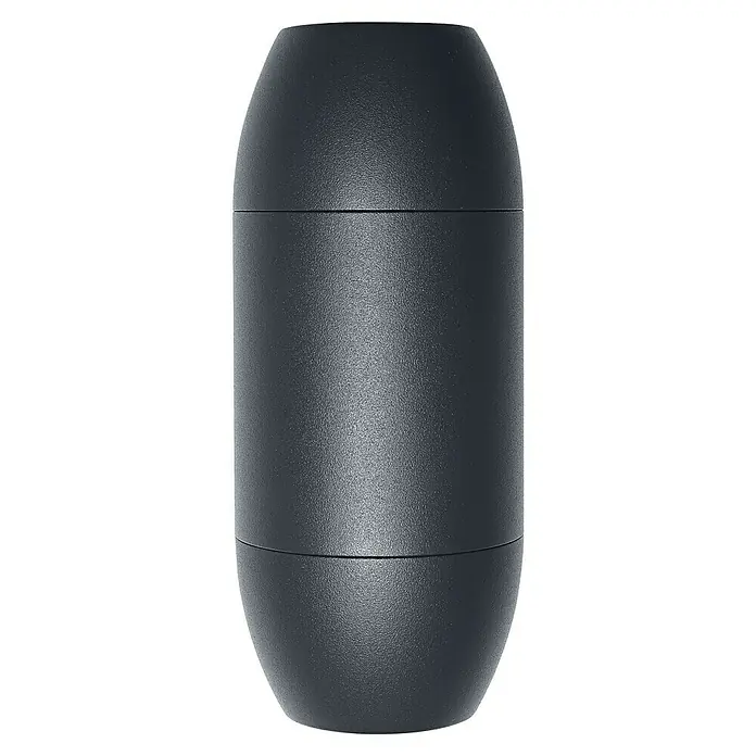 Osram LED-Wandleuchte Endura - L x B x H: 10,5 x 7,5 x 18 cm, Anthrazit - Nahaufnahme einer stilvollen, zylinderförmigen Außenleuchte in Anthrazit, die modernes Design und robuste Bauweise vereint.