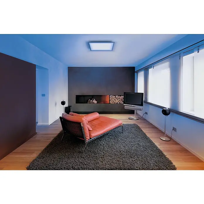 Ledvance Smart+ LED-Panel - 36 W, L x B x H: 60 x 60 x 5,6 cm, Weiß, RGBW - Wohnzimmer mit Couch, Teppich, TV und Kamin. Das Highlight ist die moderne Deckenleuchte, die den Raum optimal ausleuchtet.