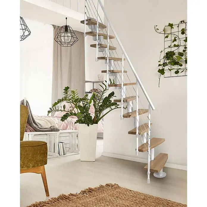 Atrium Raumspartreppe Mini Plus Linco - Farbton Metall: RAL 9003, Breite: 60 cm, Buche, Geschosshöhe: 222 cm - 300 cm - Eine elegante Wendeltreppe aus hellem Holz und weißem Metall fügt sich nahtlos in ein modernes Interieur ein. Ein echter Hingucker im Raum.