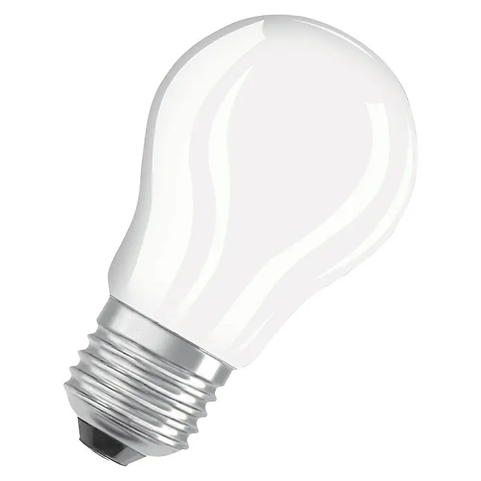 Osram LED-Lampe Retrofit Classic P - E27, Nicht Dimmbar, Warmweiß, 470 lm, 5 W - Nahaufnahme einer matten Glühbirne mit silberfarbenem Sockel. Ideale Beleuchtung für ein gemütliches Ambiente im Haus.