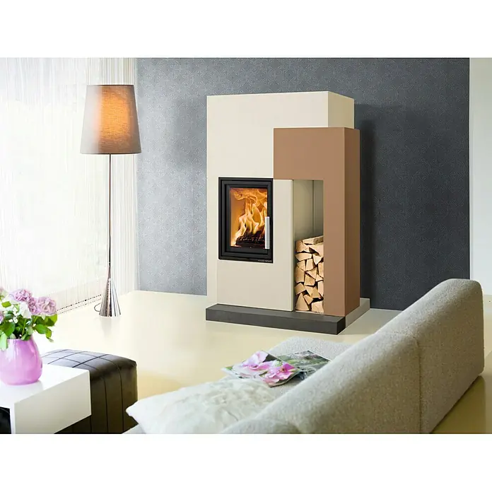 Haas+Sohn Kaminbausatz Ascim-II - 7 kW, Raumheizvermögen: 180 m³, Unbehandelt - Dieser Raum verfügt über einen Kaminofen mit integrierter Holzlagerung, der ein gemütliches Ambiente schafft.
