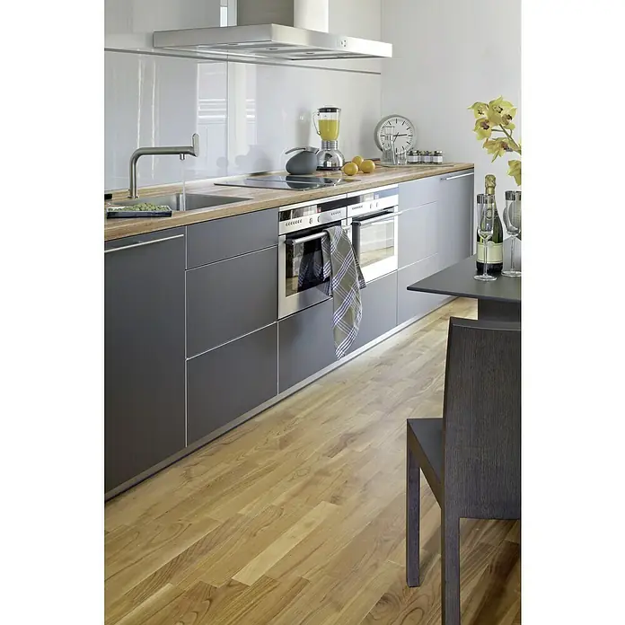 Küchenarbeitsplatte nach Maß - Nussbaum Butcherblock, Stärke: 3,8 cm, Breite: 60 cm - Moderne Küche mit grauen Schränken, einer Holzplatte und einem Esstisch mit Stuhl. Die Küche wirkt hell und einladend.
