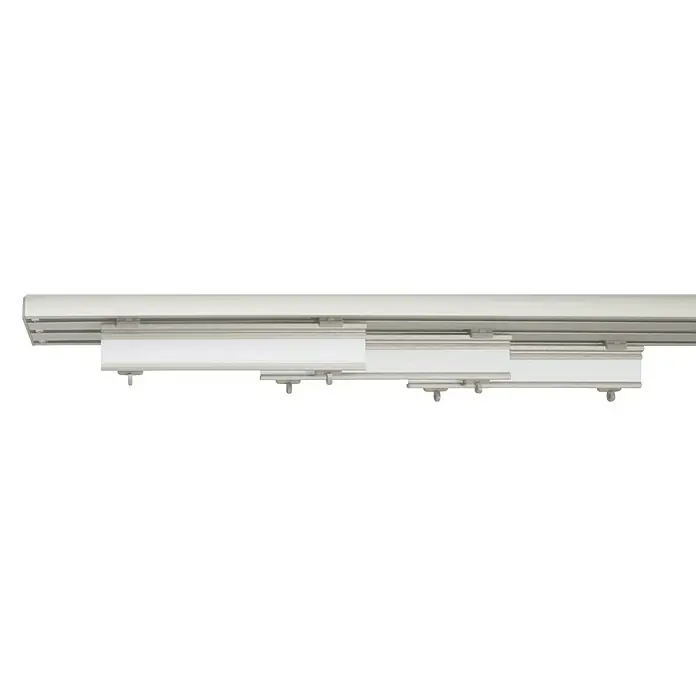 Flächenvorhangschiene - Anzahl Läufe: 3 Stk., Silber, 210 cm - Nahaufnahme einer silbernen Gardinenschiene mit Befestigungen. Die Schiene ist modern und minimalistisch gestaltet.