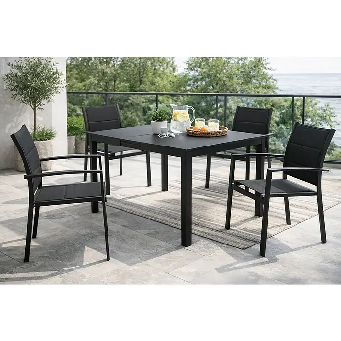 Sunfun Silla de jardín Nancy - 63 x 56,5 x 90 cm, Gris oscuro, Apilable - Un juego de comedor negro para patio con cuatro sillas en una terraza con vista al mar, ideal para comer al aire libre.